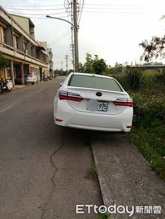 ▲路邊停一晚...愛車4輪詭消失。（圖／網友Pei Hua授權引用）