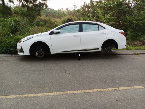 ▲白色轎車一早被發現4輪遭竊。（圖／翻攝自臉書社團「通霄人(讚)出來」）