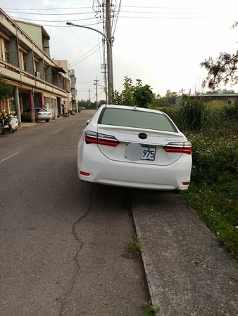 ▲白色轎車一早被發現4輪遭竊。（圖／翻攝自臉書社團「通霄人(讚)出來」）