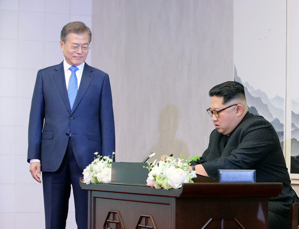 ▲文金會／北韓領導人金正恩與南韓總統文在寅會晤。（圖／路透社）