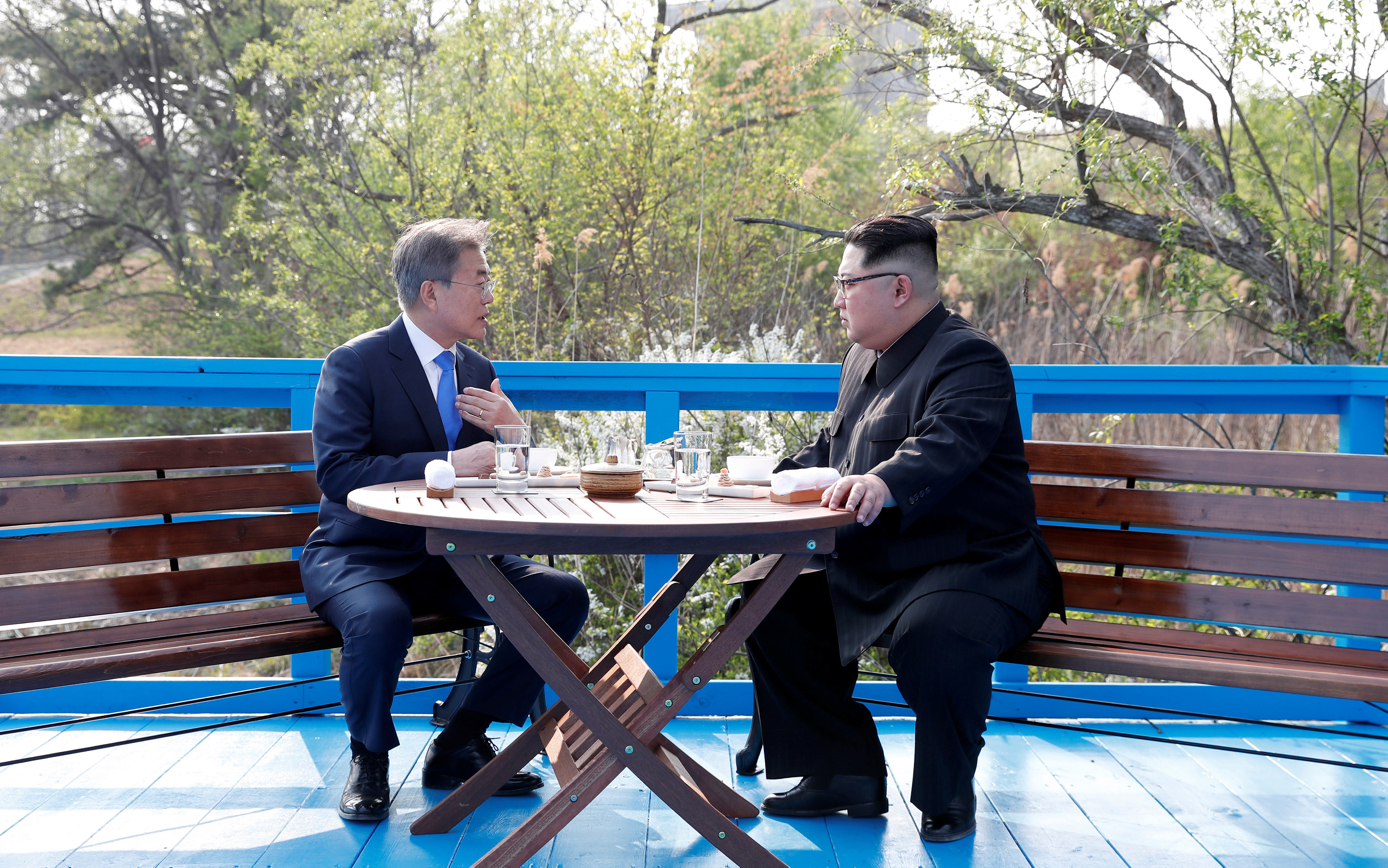 ▲文金會／北韓領導人金正恩與南韓總統文在寅喝下午茶。（圖／路透社）