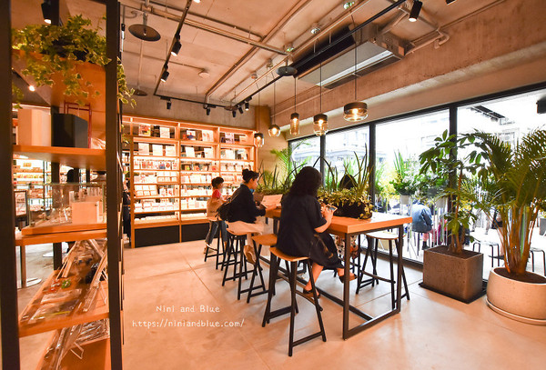 ▲台中蔦屋書店　doug’s  burgur、涉谷WIRED TOKYO咖啡。（圖／NINI AND BLUE 玩樂食記提供）