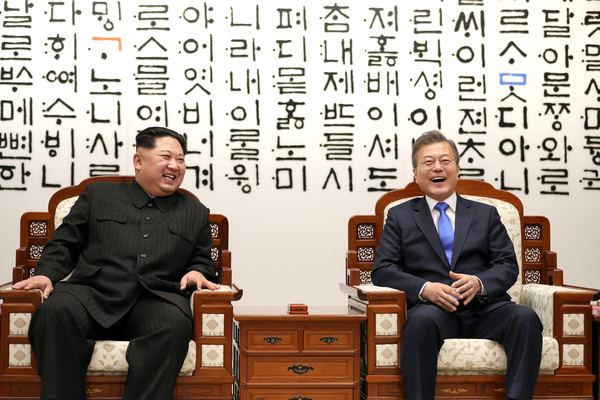 ▲文金會／北韓領導人金正恩和南韓總統文在寅在「和平之家」會晤。（圖／路透社）