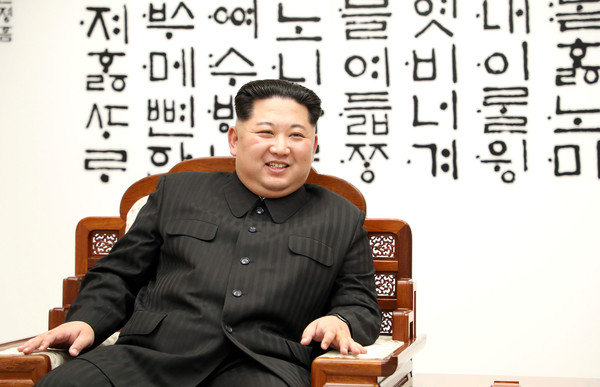 ▲北韓領導人金正恩於「和平之家」。（圖／路透社）