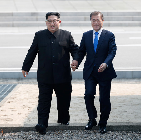 ▲▼南韓總統文在寅與北韓領導人金正恩攜手跨過兩韓停戰線。（圖／路透）