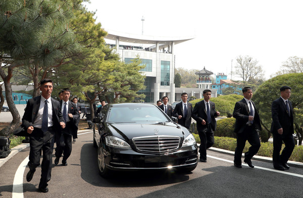 ▲ 每位隨扈從體格、槍法、武術到外貌都經過精挑細選。（圖／路透社）