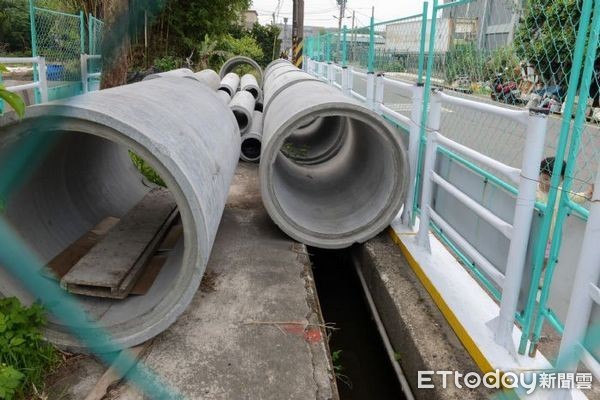 ▲鄭文燦視察大園區民安路H幹線支線雨水下水道工程。（圖／桃園市政府提供）