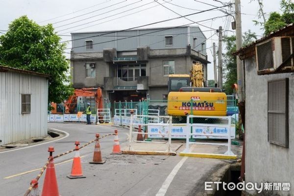 ▲鄭文燦視察大園區民安路H幹線支線雨水下水道工程。（圖／桃園市政府提供）