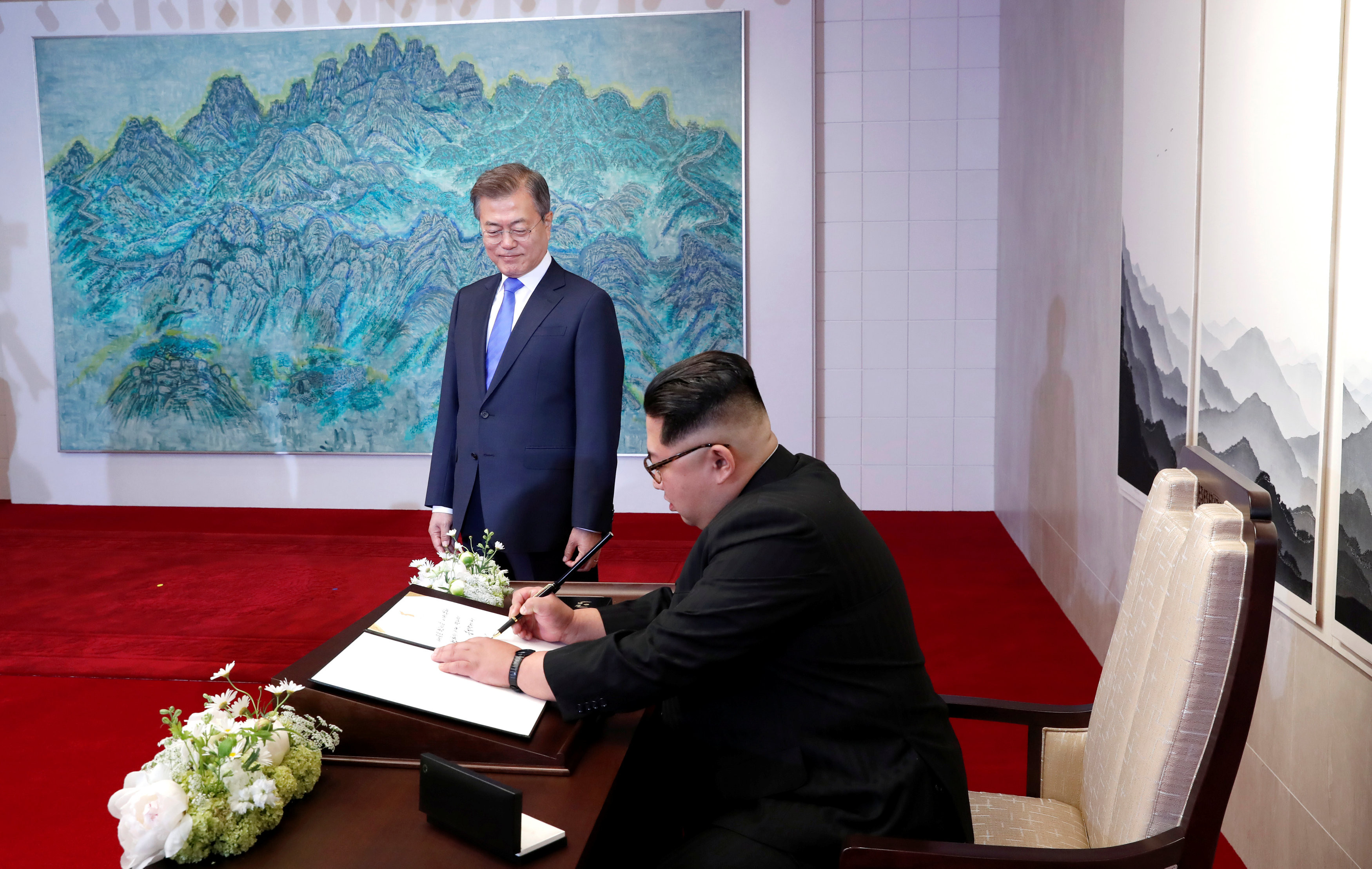 ▲文金會／北韓領導人金正恩在「和平之家」留言板寫字。（圖／路透社）