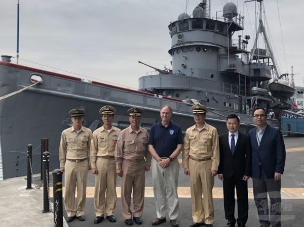 郎愛華來臺尋根　參訪海軍大漢軍艦