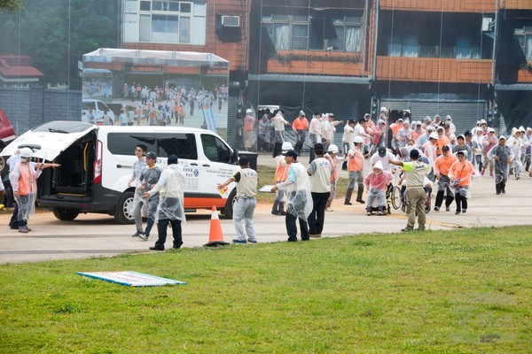 新北市後備指揮部所屬後備軍人輔導幹部，27日在新北市災害防救中，協助民眾預防性撤離。（圖／軍聞社）