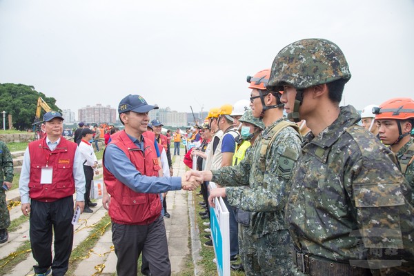 新北市長朱立倫於災害防救暨防汛演習後，向參演官兵握手致意。（圖／軍聞社） 