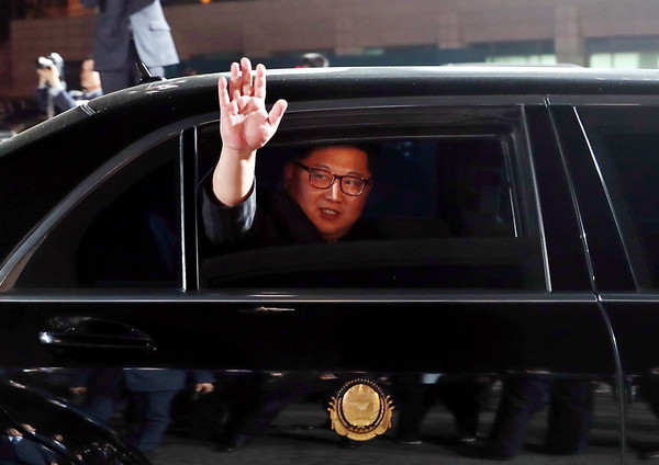 ▲▼金正恩啟程返回北韓，揮手道別。（圖／路透社）