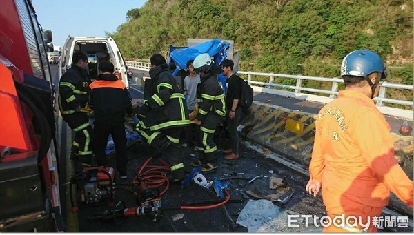 大貨車駕駛疑因一時恍神駛入對向車道，擦撞到對向自小貨車，造成自小貨車車頭幾乎全毀。（台東縣警察局提供）