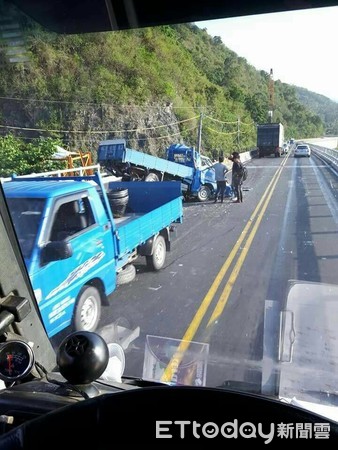 大貨車駕駛疑因一時恍神駛入對向車道，擦撞到對向自小貨車，造成自小貨車車頭幾乎全毀。（台東縣警察局提供）