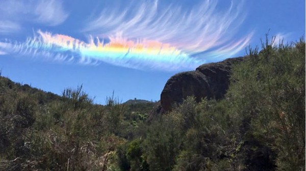▲▼ 一名慢跑者在加州尖頂國家公園拍下的罕見氣候現象「火彩虹」。（圖／National Weather Service）