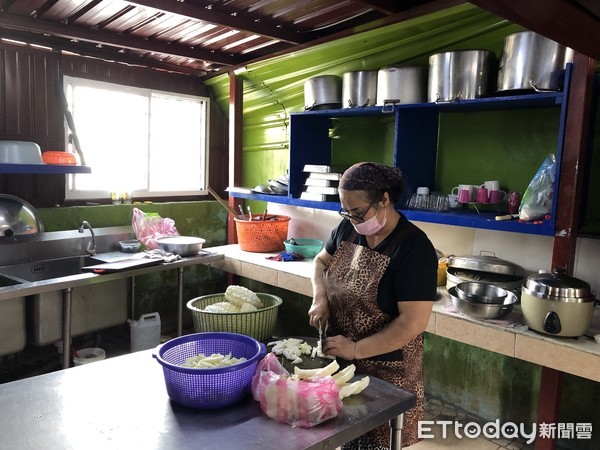 花蓮縣光復鄉阿陶莫部落將社區內閒置的牛棚改造成部落廚房，提供近120位長者供餐、共食及照顧需求，也成為部落居民們重要的聚集地點。（圖／玉里就業中心提供）