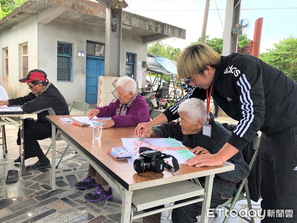 花蓮縣光復鄉阿陶莫部落將社區內閒置的牛棚改造成部落廚房，提供近120位長者供餐、共食及照顧需求，也成為部落居民們重要的聚集地點。（圖／玉里就業中心提供）