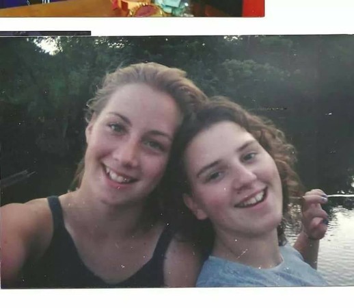 ▲ 16歲的愛希莉（Ashley Freeman,左）和她的朋友蘿莉亞（Lauria Bible,右）自1999年失蹤至今，警方認為應該凶多吉少。（圖／翻攝自Find Lauria Bible臉書專業）