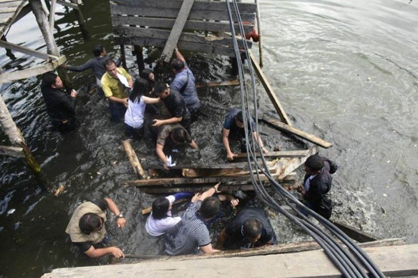 ▲▼ 視察木橋突然斷裂！　菲律賓官員全落海。（圖／翻攝自推特／@dzIQ990）