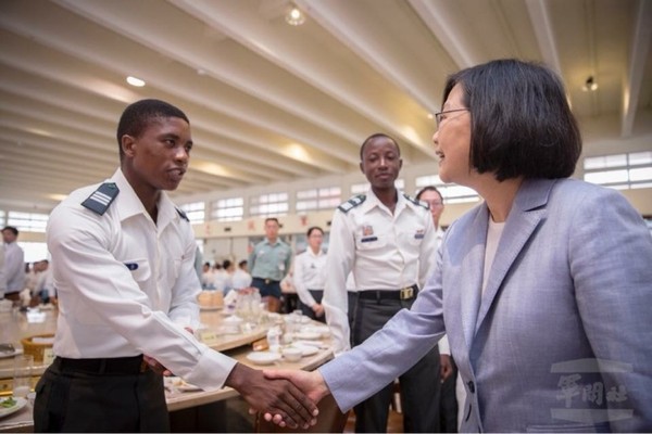 蔡總統夜宿陸軍官校　與官校生共進早餐