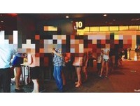 這款家長！「背包偷藏嬰兒」看限制級片　被抓辯：他又看不懂