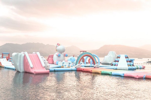 ▲菲律賓世界首座充氣遊樂小島。（圖／Inflatable Island Ph粉絲頁）