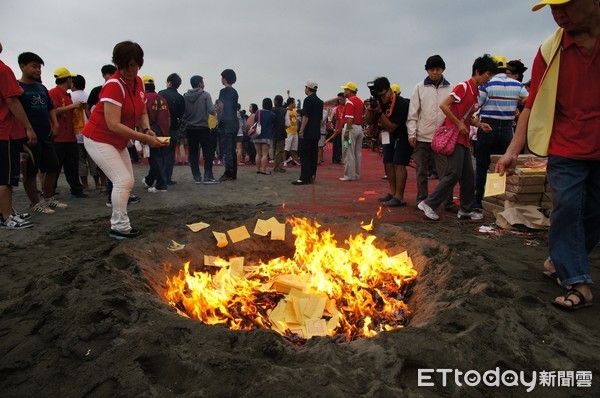 ▲「安平迎媽祖上香山」，媽祖神轎依序繞「香窟」三圈後，即展開繞境活動。（圖／記者林悅翻攝）