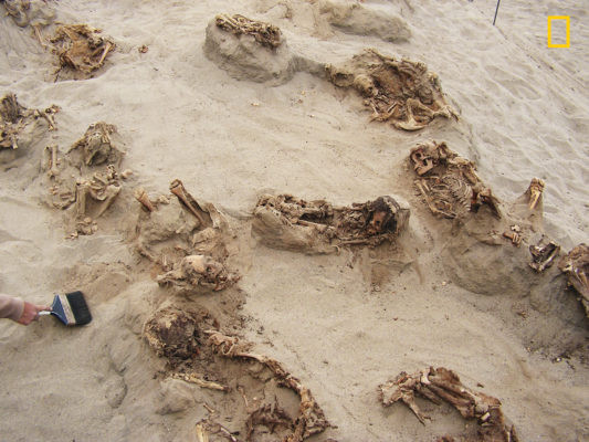 ▲▼ 祕魯考古團隊發現140具孩童獻祭骨骸，是有史以來最大規模的孩童獻祭。（圖／國家地理頻道提供）