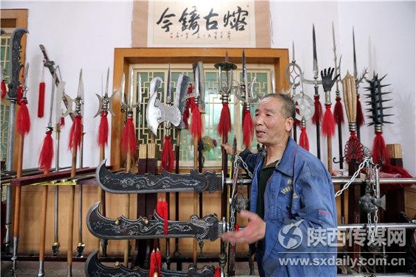 ▲▼160斤青龍偃月刀 陝西鐵匠父子16天打造             。（圖／翻攝自陝西傳媒網）