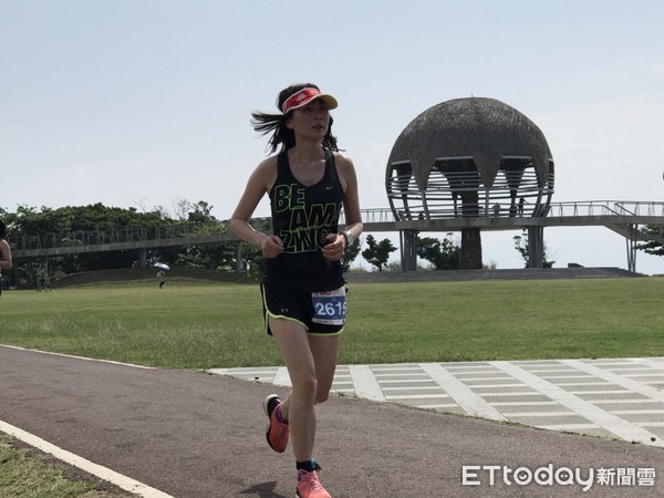 Challenge Taiwan鐵人三項競賽，226公里組頒獎典禮29日在鐵道藝術村辦理，職業男、女組冠軍，各得6千6百歐元獎金，縣長黃健庭向得獎選手恭賀與向所有參賽選手表達敬意。 （圖／台東縣政府提供）