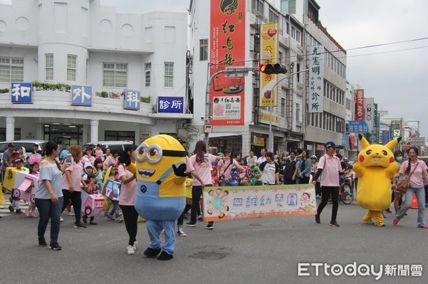 台東縣藝術踩街活動有22支隊伍約1000人，由饒慶鈴議長等貴賓及寶桑國中行進管樂團率隊，在台東市區踩街，吸引不少民眾及遊客駐足欣賞。（圖／台東縣政府提供）