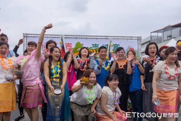 台東外配協會舉辦柬泰潑水節慶新年活動，台東縣議會議長也是國民黨提名台東縣長候選人的饒慶鈴也受邀參加。（圖／饒慶鈴辦公室提供）