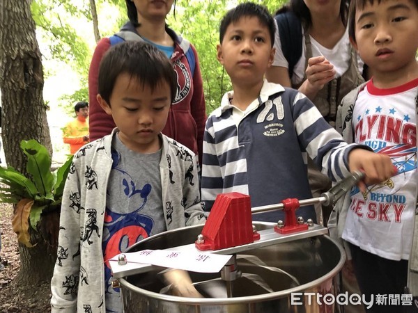 花蓮南華林業園區首次舉辦友善市集與森林體驗，活動中展示林下經濟運用發展與國產材利用，友善市集呈現原住民特色藝品與飲食方式等多元文化。（圖／花蓮林管處提供）