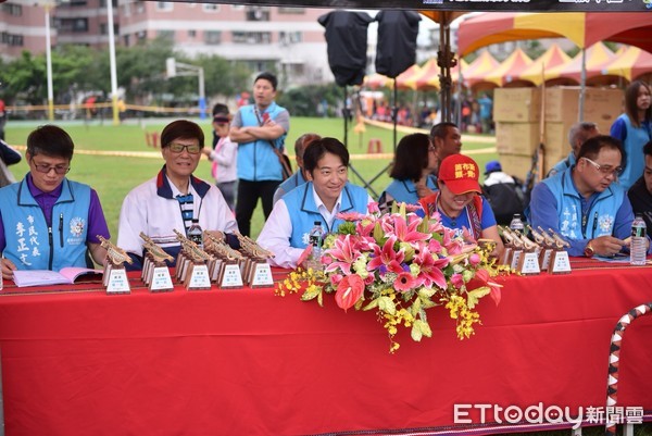 花蓮市長盃原住民傳統射箭暨槌球比賽在球崙運動公園舉辦，有來自台東縣以及花蓮縣各鄉鎮的好手組隊參加，共計近兩百多名選手同場競技。（圖／花蓮市公所提供）