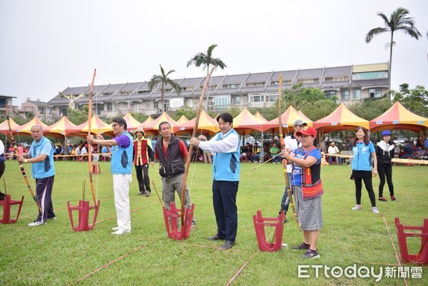 花蓮市長盃原住民傳統射箭暨槌球比賽在球崙運動公園舉辦，有來自台東縣以及花蓮縣各鄉鎮的好手組隊參加，共計近兩百多名選手同場競技。（圖／花蓮市公所提供）