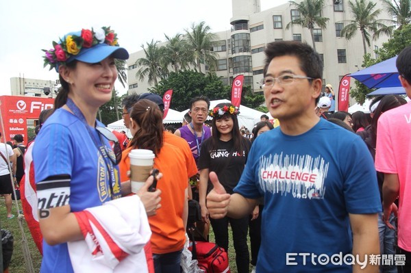 Challenge Taiwan國際鐵人三項競賽，剛回國的台東縣長黃健庭在終點迎接，為選手恭賀並合影，知名藝人賈詠婕也參加113公里順利完賽。（圖／台東縣政府提供）