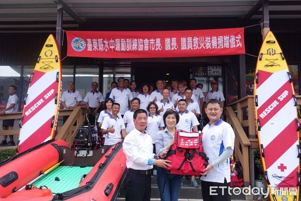 台東縣水中運動協會舉行饒慶鈴議長、張國洲市長聯合捐贈救難設備儀式。（圖／饒慶鈴辦公室提供）
