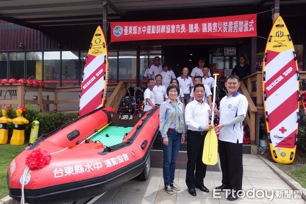 台東縣水中運動協會舉行饒慶鈴議長、張國洲市長聯合捐贈救難設備儀式。（圖／饒慶鈴辦公室提供）