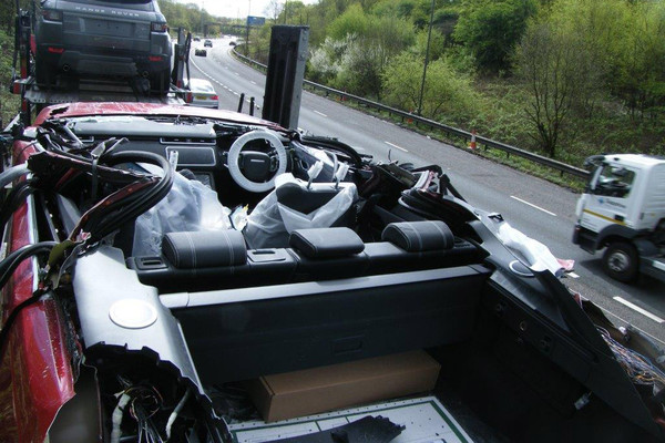 ▲330萬Land Rover休旅「砍頭」變敞篷車！卡車司機賠慘了。（圖／翻攝自Twitter@GMP Traffic）