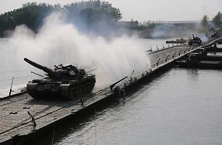 解放軍陸軍第72集團軍某工化旅在長江某支流組織浮橋架設課目演練，坦克在浮橋架設成功後快速通過。（圖／翻攝自新華網）