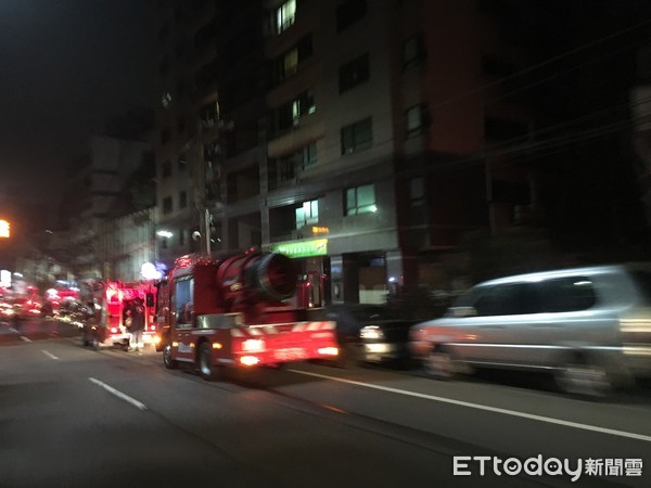 ▲▼汐止新台五路二段深夜火警，消防車、救護車呼嘯而過。（圖／記者孫若蜜攝）