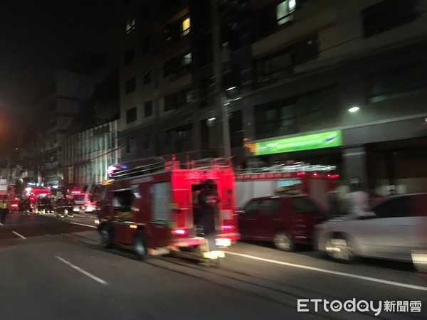 ▲▼汐止新台五路二段深夜火警，消防車、救護車呼嘯而過。（圖／記者孫若蜜攝）