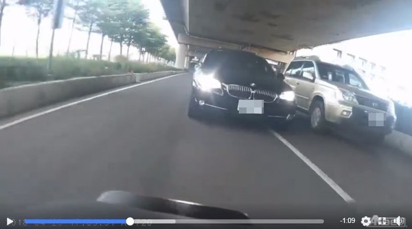 鳳山BMW蛇行逼重機讓路。（圖／翻攝自爆料公社）