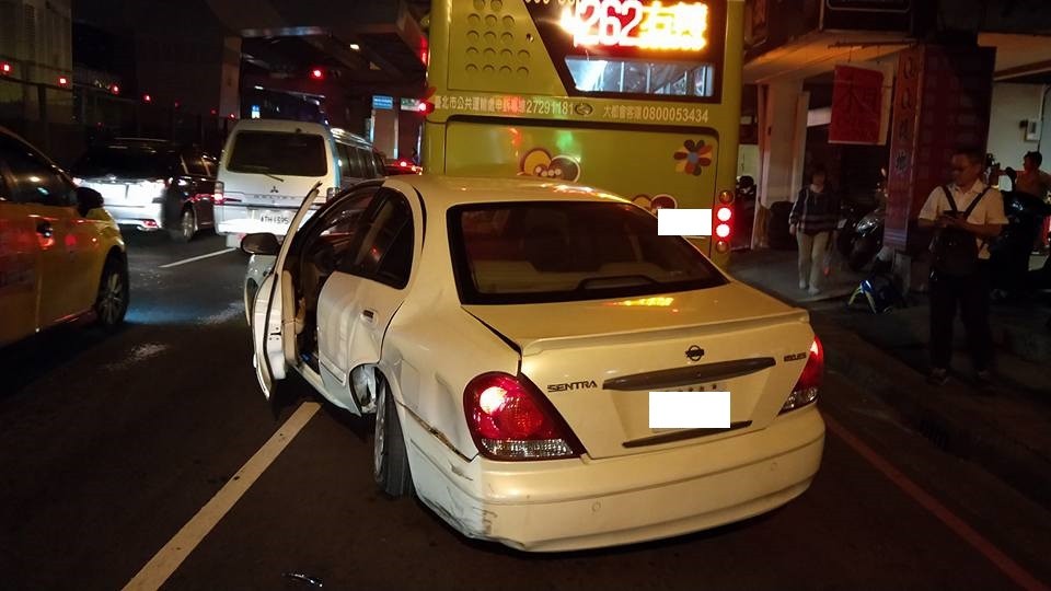 ▲▼男子持毒逃逸還衝撞警車，最後撞上公車落網。（圖／記者林煒傑翻攝／翻攝自我是中和人）