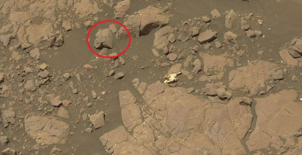 ▲ 火星探測車拍攝的照片中，發現類似古代女戰士的雕像。（圖／翻攝自NASA）