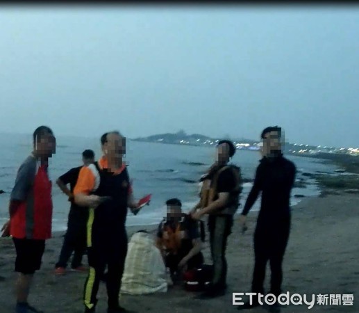 ▲▼警消救起輕生女子後替其披上毛毯。（圖／記者陳豐德翻攝）