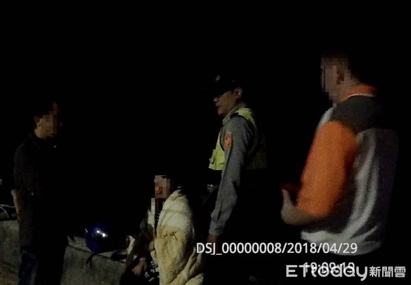 ▲▼警消救起輕生女子後替其披上毛毯。（圖／記者陳豐德翻攝）