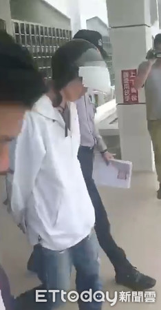 ▲▼男子持毒逃逸還衝撞警車，最後撞上公車落網。（圖／記者林煒傑翻攝／翻攝自我是中和人）