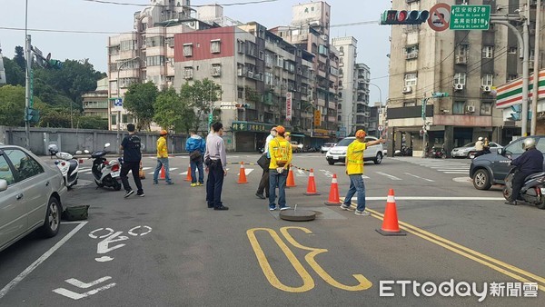 ▲北市下水道驚見腐爛遺骸著粉色球鞋，死亡超過1個月。（圖／記者柳名耕翻攝）